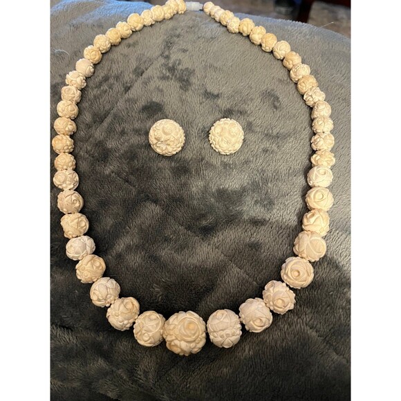 Vintage 1940’s- 50’s Hand carved Necklace & Earrings Cream color - Picture 9 of 11